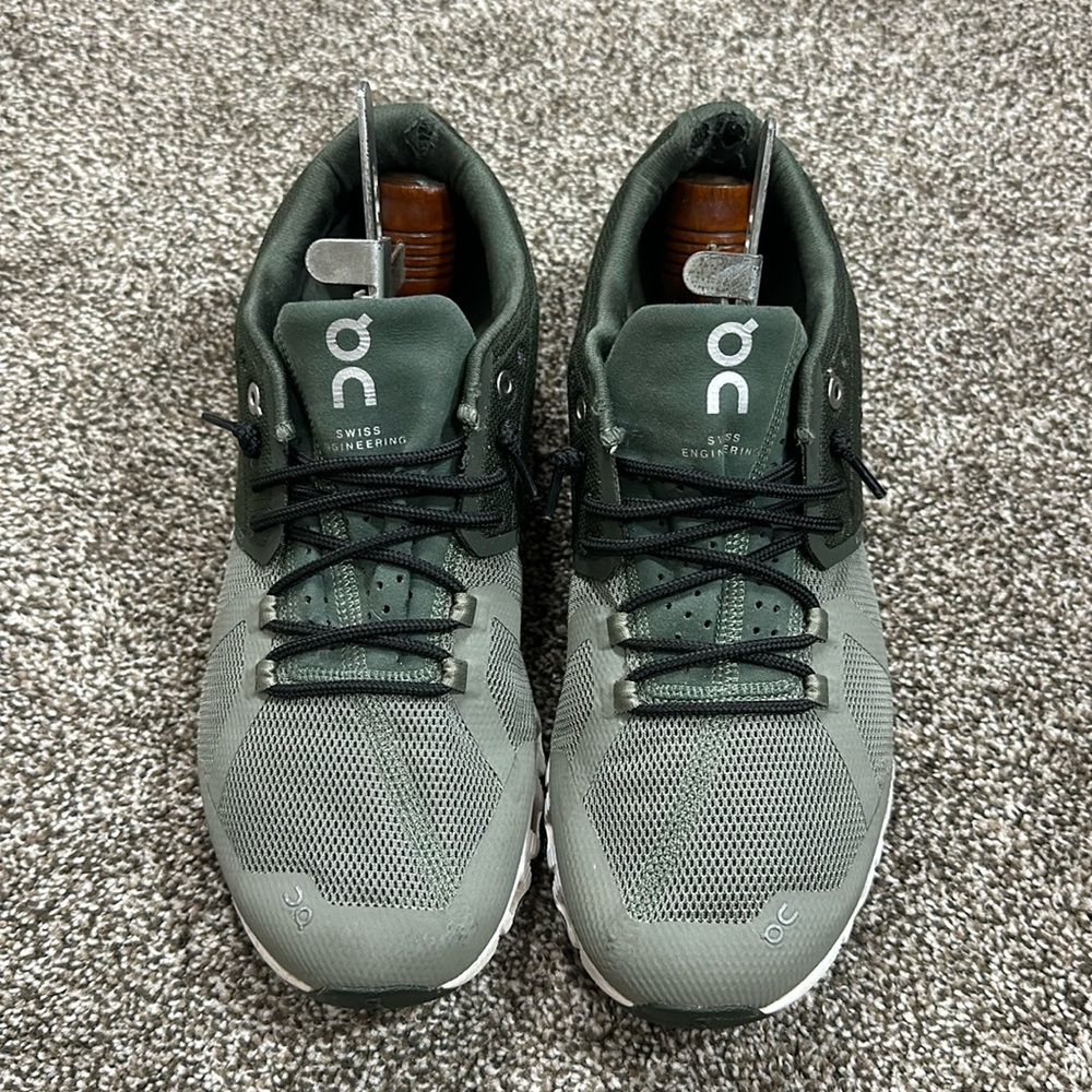 On running women’s 9.5 cloud running shoes olive and light green